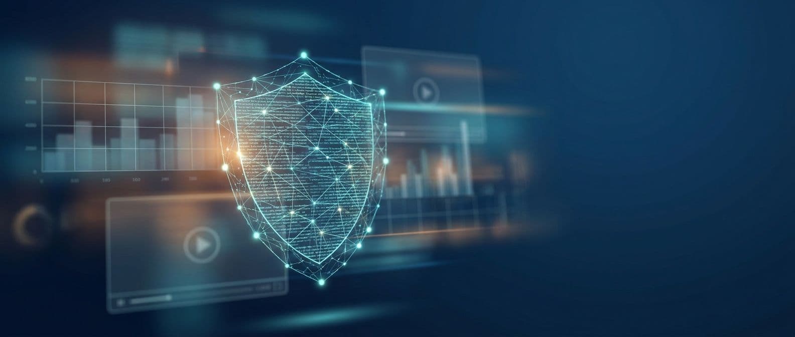 Abstracte illustratie van cybersecurity en softwareontwikkeling met een lichtgevend netwerkschild, codeachtige lijnen en visuele analysemotieven.